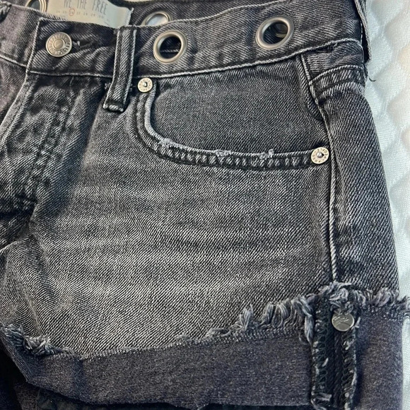 Free People Cut Off Frayed Cuffed Hem Mid Rise Denim Shorts Grommet Waist Sz 26 - Picture 4 of 12
